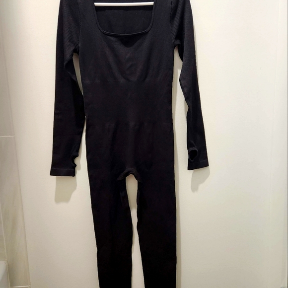 OQQ unitard sz lg heavy enough for winter and can be layered with a cropped top - Picture 5 of 7